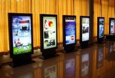 深圳某公司电容触控广告机在会议中的应用